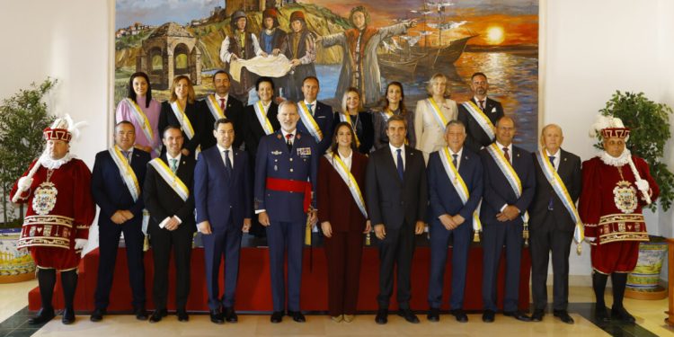 Su Majestad el Rey con la Corporación Municipal de Palos de la Frontera. Fuente: Casa Real