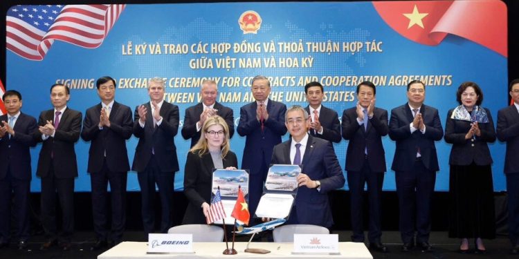Stephanie Pope, presidenta y directora ejecutiva de Boeing Commercial Airplanes, y a Dang Ngoc Hoa, presidente de la junta directiva de Vietnam Airlines, en una ceremonia en Washington, D.C. hoy para anunciar un pedido de 50 aviones 737 MAX. Fuente: Boeing