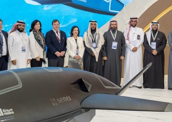 La ministra de Defensa, Margarita Robles (centro), durante su vista al stand de Sener. A su izquierda, Rafael Orbe, director general de Defensa de Sener. Fuente: Sener