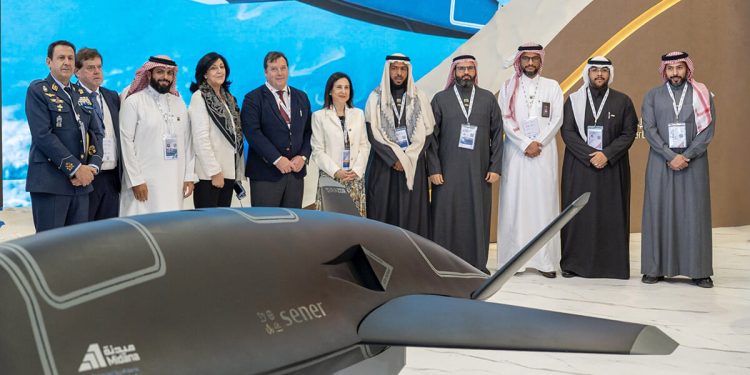 La ministra de Defensa, Margarita Robles (centro), durante su vista al stand de Sener. A su izquierda, Rafael Orbe, director general de Defensa de Sener. Fuente: Sener