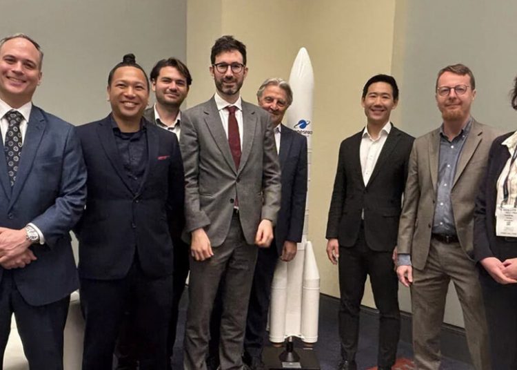 Arianespace firma con Katalyst el lanzamiento de NEXUS-1. Fuente: Arianespace 