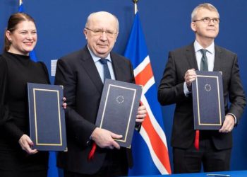 Cecilie Myrseth, ministra noruega de Comercio e Industria, el comisario de Defensa y Espacio Andrius Kubilius y Stefán Haukur Jóhannesson, embajador de Islandia ante la UE. Fuente: Comisión Europea