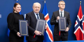 Cecilie Myrseth, ministra noruega de Comercio e Industria, el comisario de Defensa y Espacio Andrius Kubilius y Stefán Haukur Jóhannesson, embajador de Islandia ante la UE. Fuente: Comisión Europea