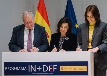 El ministro de Industria y Turismo, Jordi Hereu, la ministra de Defensa, Margarita Robles, y la ministra de Ciencia, Innovación y Universidades, Diana Morant, durante la firma del acuerdo. Fuente: La Moncloa
