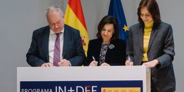 El ministro de Industria y Turismo, Jordi Hereu, la ministra de Defensa, Margarita Robles, y la ministra de Ciencia, Innovación y Universidades, Diana Morant, durante la firma del acuerdo. Fuente: La Moncloa