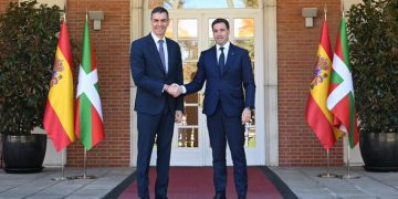 El presidente del Gobierno, Pedro Sánchez, y el lehendakari, Imanol Pradales. Fuente: La Moncloa