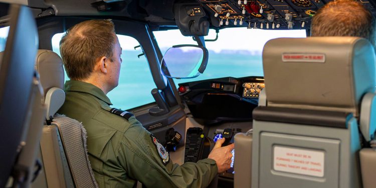 El simulador del avión de vigilancia y alerta temprana E-7 Wedgetail de Indra ya entrena a los pilotos de la RAF. Fuente: Indra