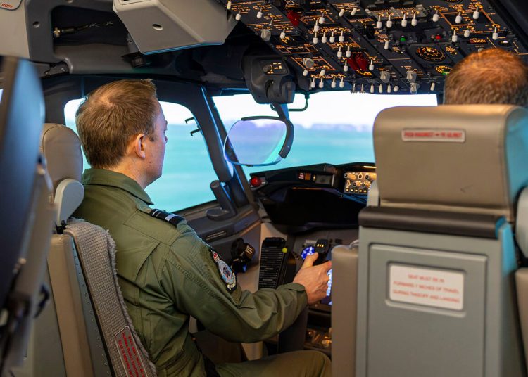 El simulador del avión de vigilancia y alerta temprana E-7 Wedgetail de Indra ya entrena a los pilotos de la RAF. Fuente: Indra