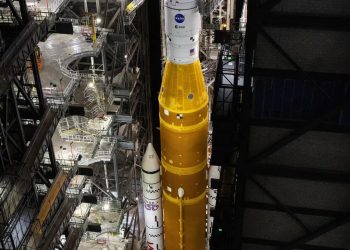 El transportador de orugas 2 de la NASA, que transporta el cohete Artemis II SLS de la NASA con la nave espacial Orion. Fuente: NASA.