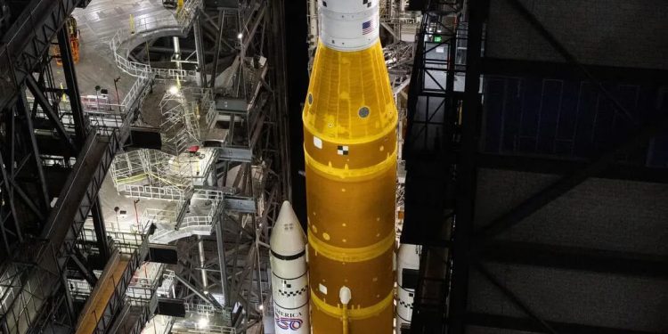 El transportador de orugas 2 de la NASA, que transporta el cohete Artemis II SLS de la NASA con la nave espacial Orion. Fuente: NASA.