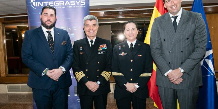 El vicealmirante Javier Roca expone los retos y perspectivas del Mando Conjunto del Ciberespacio ante más de un centenar de autoridades. Fuente: Integrasys