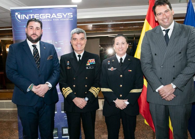 El vicealmirante Javier Roca expone los retos y perspectivas del Mando Conjunto del Ciberespacio ante más de un centenar de autoridades. Fuente: Integrasys