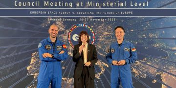 La ministra Morant, acompañada por los astronautas de la ESA, Pablo Álvarez y Matthias Maurer. Fuente: Ministerio de Ciencia
