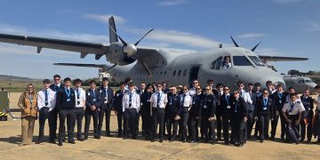 Los alumnos de Adventia viven una jornada formativa en la Base Aérea de Matacán. Fuente: Adventia