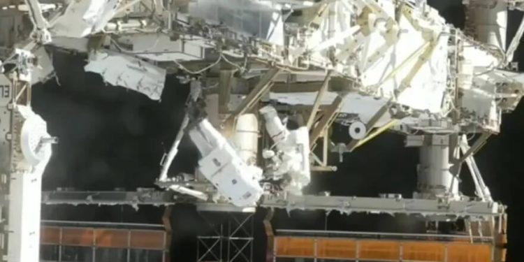 Los astronautas de la Nasa Jessica Meir y Chris Williams durante su caminata espacial fuera de la ISS. Fuente: Nasa