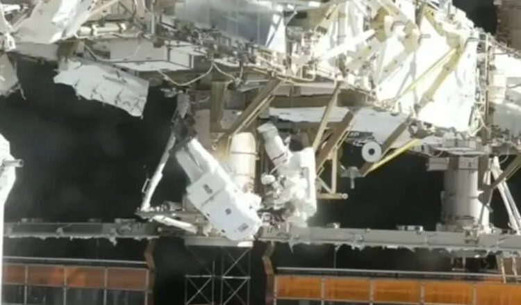 Los astronautas de la Nasa Jessica Meir y Chris Williams durante su caminata espacial fuera de la ISS. Fuente: Nasa