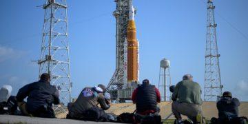 Los medios fotografían el cohete Artemisa II. Fuente: Nasa/Bill Ingalls