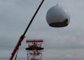 Momento del izado de la esfera proyectora en el radar de ENAIRE en Barajas. Fuente: ENAIRE