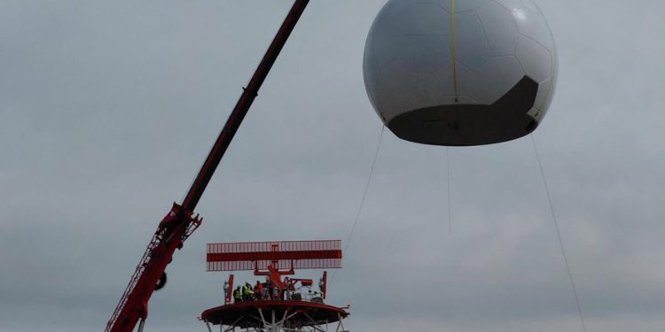 Momento del izado de la esfera proyectora en el radar de ENAIRE en Barajas. Fuente: ENAIRE