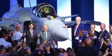 Presentan el primer caza Gripen E fabricado en Brasil. Fuente: Embraer