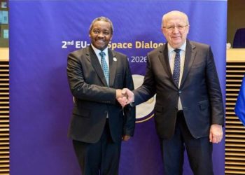 El comisario europeo de Industria de Defensa y Espacio, Andrius Kubilius, y el comisario de la Unión Africana, Banyankimbona. Fuente: Comisión Europea