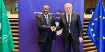 El comisario europeo de Industria de Defensa y Espacio, Andrius Kubilius, y el comisario de la Unión Africana, Banyankimbona. Fuente: Comisión Europea