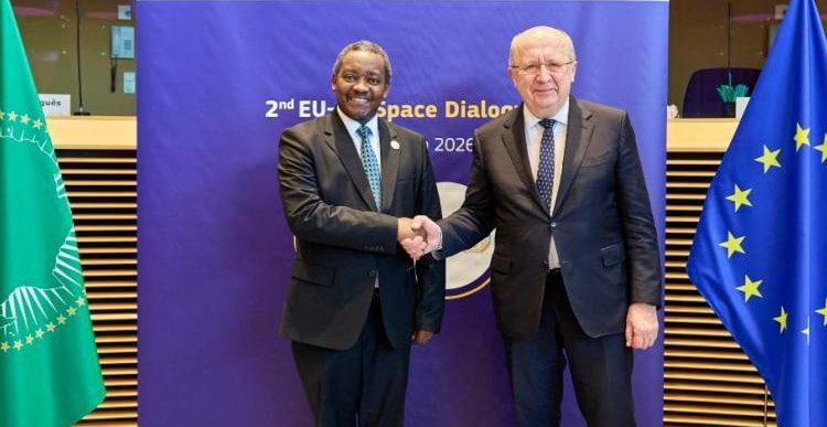 El comisario europeo de Industria de Defensa y Espacio, Andrius Kubilius, y el comisario de la Unión Africana, Banyankimbona. Fuente: Comisión Europea