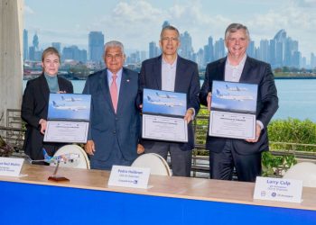Stephanie Pope, presidenta y directora ejecutiva de Boeing Commercial Airplanes; el presidente de Panamá, José Raúl Mulino; Pedro Heilbron, director ejecutivo de Copa Airlines; y Larry Culp, director ejecutivo de GE Aerospace, se reunieron en Panamá para anunciar los planes de expansión de la flota de Boeing 737 de Copa. Fuente: Boeing
