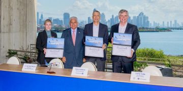 Stephanie Pope, presidenta y directora ejecutiva de Boeing Commercial Airplanes; el presidente de Panamá, José Raúl Mulino; Pedro Heilbron, director ejecutivo de Copa Airlines; y Larry Culp, director ejecutivo de GE Aerospace, se reunieron en Panamá para anunciar los planes de expansión de la flota de Boeing 737 de Copa. Fuente: Boeing