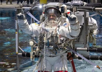El astronauta de la NASA Anil Menon participa en una sesión de entrenamiento para caminatas espaciales. Fuente: Nasa/David DeHoyos