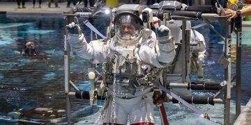 El astronauta de la NASA Anil Menon participa en una sesión de entrenamiento para caminatas espaciales. Fuente: Nasa/David DeHoyos