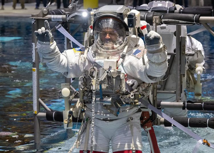 El astronauta de la NASA Anil Menon participa en una sesión de entrenamiento para caminatas espaciales. Fuente: Nasa/David DeHoyos