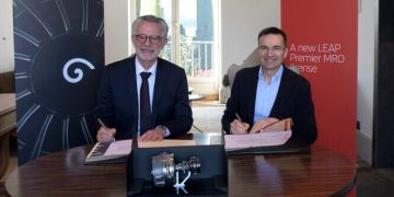 El consejero delegado de Iberia, Marco Sansavini (D), y el presidente y consejero delegado de CFM International, Gaël Méheus (I). Fuente: Iberia