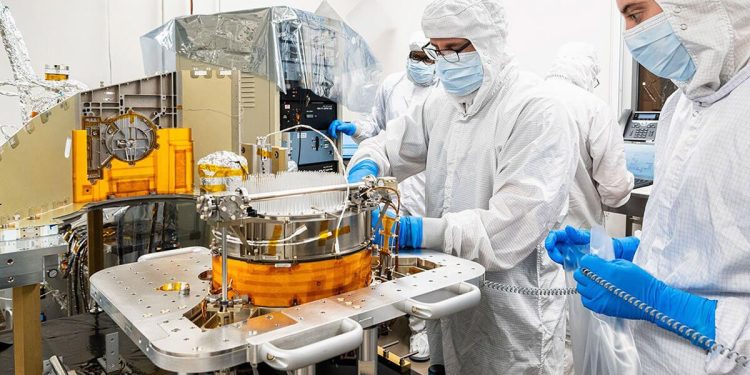 El helicóptero Dragonfly de la Nasa se equipa y se somete a pruebas. Fuente: Nasa/Mike Guinto