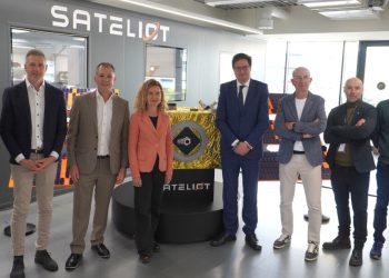 El ministro para la Transformación Digital y de la Función Pública, Óscar López, durante su visita a Sateliot. Fuente: Sateliot