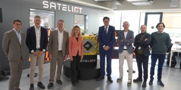 El ministro para la Transformación Digital y de la Función Pública, Óscar López, durante su visita a Sateliot. Fuente: Sateliot