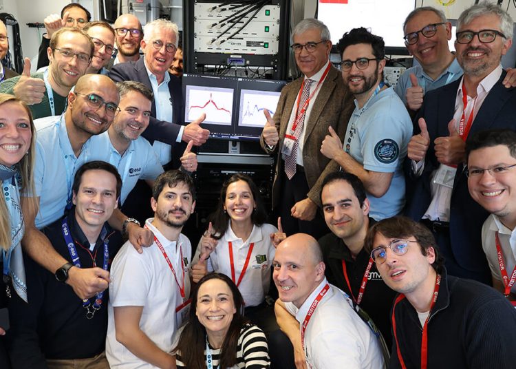 El satélite Celeste de la ESA emite la primera señal de navegación desde la órbita terrestre baja. Fuente: ESA