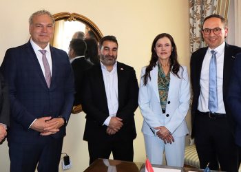 Firma de HydRON de la ESA con Kepler Communications en el Simposio Espacial de Colorado Springs. Fuente: ESA