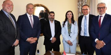 Firma de HydRON de la ESA con Kepler Communications en el Simposio Espacial de Colorado Springs. Fuente: ESA