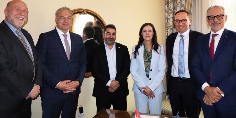 Firma de HydRON de la ESA con Kepler Communications en el Simposio Espacial de Colorado Springs. Fuente: ESA