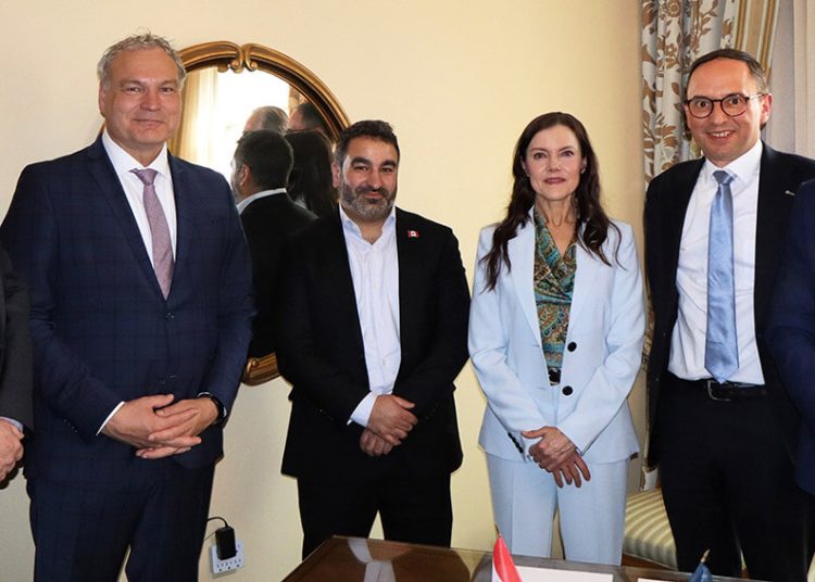 Firma de HydRON de la ESA con Kepler Communications en el Simposio Espacial de Colorado Springs. Fuente: ESA