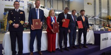 Firma del acuerdo entre España y Turquía en las instalaciones de Airbus. Fuente: Actualidad Aeroespacial