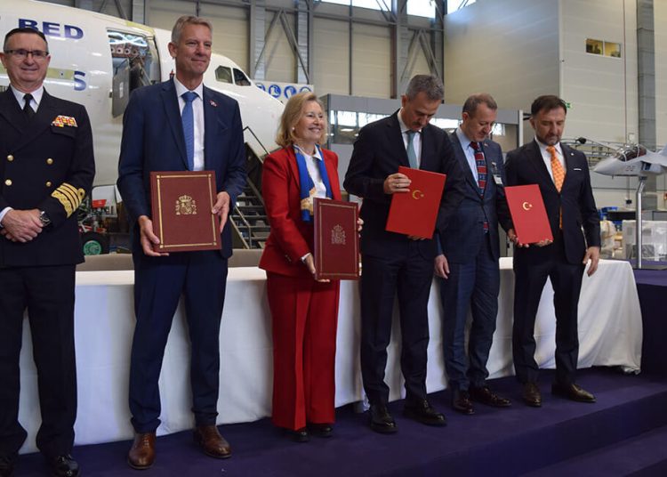 Firma del acuerdo entre España y Turquía en las instalaciones de Airbus. Fuente: Actualidad Aeroespacial