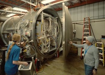 El prototipo de propulsor está alojado en las instalaciones de vacío para propulsores metálicos condensables (CoMeT) ​​del JPL. Fuente: Nasa/JPL-Caltech