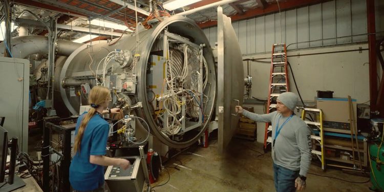 El prototipo de propulsor está alojado en las instalaciones de vacío para propulsores metálicos condensables (CoMeT) ​​del JPL. Fuente: Nasa/JPL-Caltech