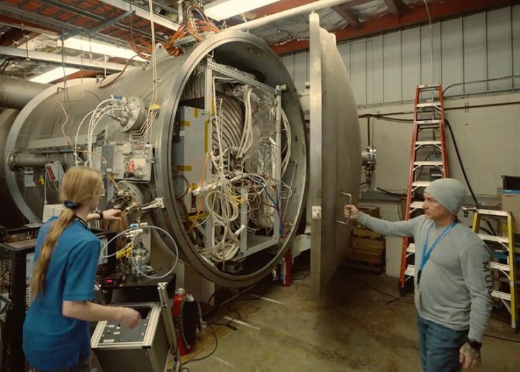 El prototipo de propulsor está alojado en las instalaciones de vacío para propulsores metálicos condensables (CoMeT) ​​del JPL. Fuente: Nasa/JPL-Caltech