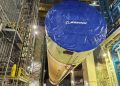 La etapa del cohete que impulsará Artemisa III trasladada hacia su ensamblaje final. Fuente: Boeing