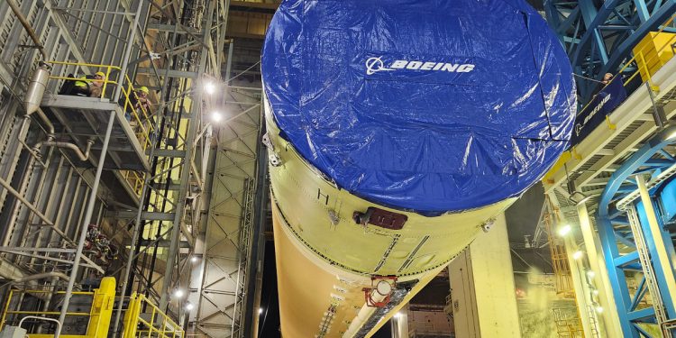 La etapa del cohete que impulsará Artemisa III trasladada hacia su ensamblaje final. Fuente: Boeing