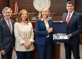 La gobernadora de Virginia, Abigail Spanberger, el vicepresidente de L3Harris, Mark Farley, y líderes estatales y locales. Fuente: L3Harris Technologies