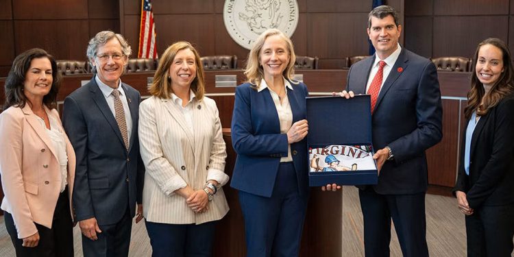 La gobernadora de Virginia, Abigail Spanberger, el vicepresidente de L3Harris, Mark Farley, y líderes estatales y locales. Fuente: L3Harris Technologies